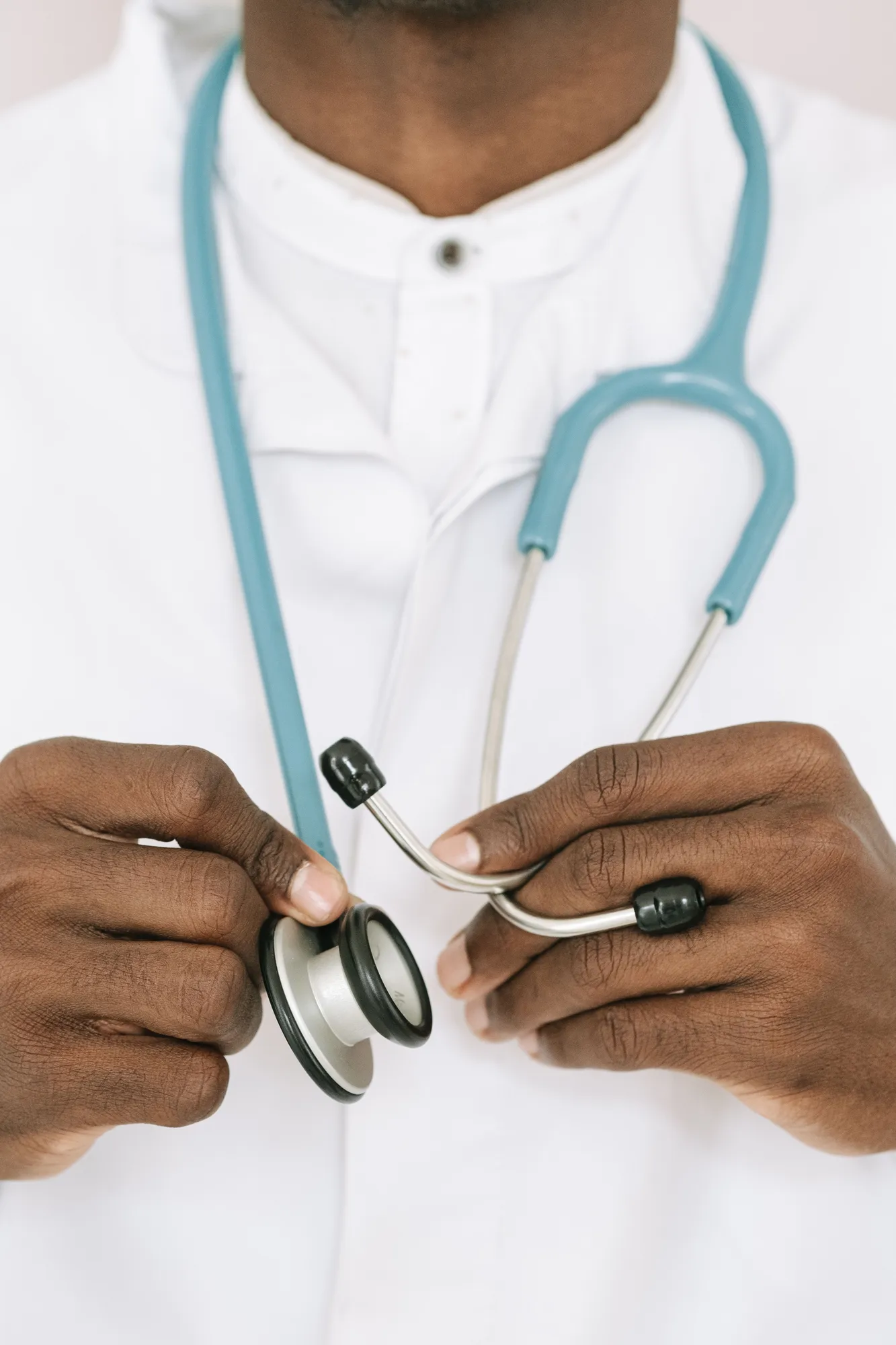 Praticien de santé en blouse dans un cabinet médical, symbole des professions de santé