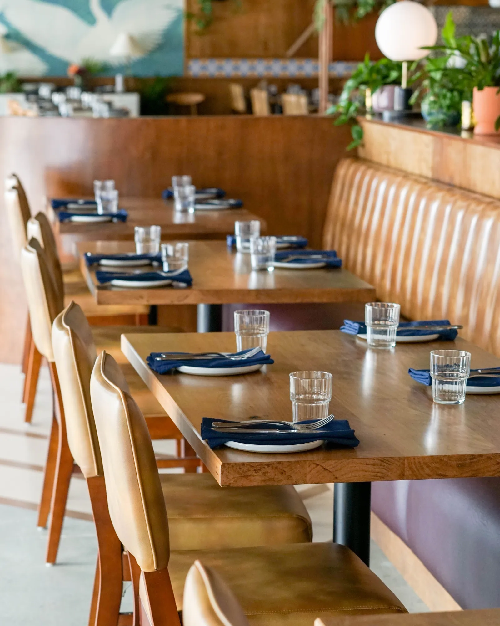 Table dressée dans un restaurant avec assiette soignée, symbole des métiers de bouche et de la restauration