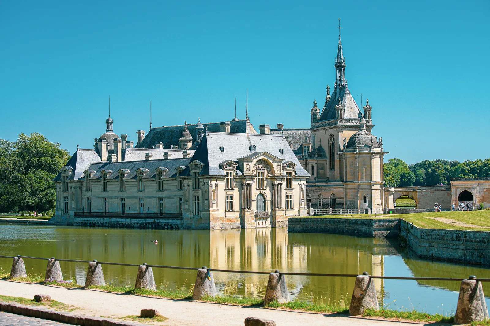 Le château de Chantilly et son plan d’eau, dans l’Oise